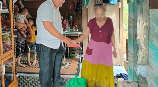 SERAHKAN : Pemimpin Cabang Bank Kalteng Kuala Kurun Empas Salomo Umar ketika menyerahkan bantuan tali asih kepada salah satu warga kurang mampu, Senin, 22 Desember 2025.