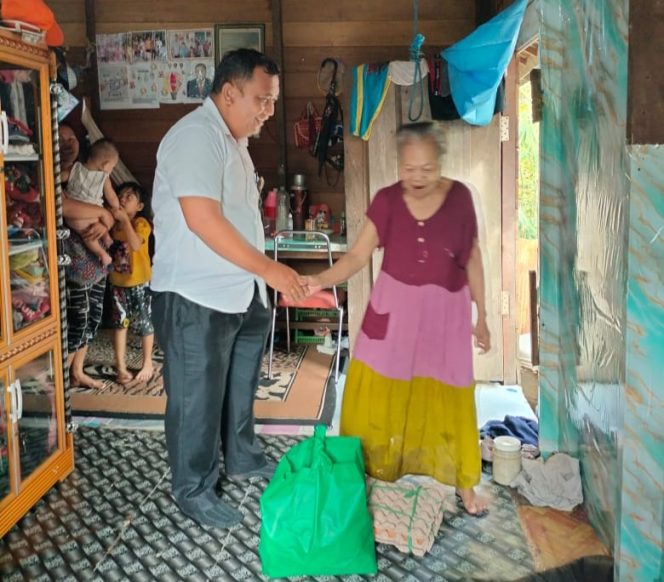 
					SERAHKAN : Pemimpin Cabang Bank Kalteng Kuala Kurun Empas Salomo Umar ketika menyerahkan bantuan tali asih kepada salah satu warga kurang mampu, Senin, 22 Desember 2025.