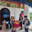 PENGAMANAN : Personel Polsek Manuhing ketika melakukan pengamanan ibadah Natal dari Seksi Pelayanan Remaja Pemuda (SPRP) Talaken 1 yang dipusatkan di Gereja Bukit Sion, Kelurahan Tumbang Talaken, Kecamatan Manuhing, Senin (29/12/2025).