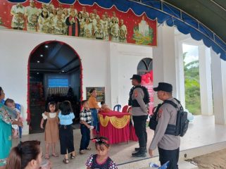 PENGAMANAN : Personel Polsek Manuhing ketika melakukan pengamanan ibadah Natal dari Seksi Pelayanan Remaja Pemuda (SPRP) Talaken 1 yang dipusatkan di Gereja Bukit Sion, Kelurahan Tumbang Talaken, Kecamatan Manuhing, Senin (29/12/2025).