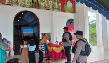 PENGAMANAN : Personel Polsek Manuhing ketika melakukan pengamanan ibadah Natal dari Seksi Pelayanan Remaja Pemuda (SPRP) Talaken 1 yang dipusatkan di Gereja Bukit Sion, Kelurahan Tumbang Talaken, Kecamatan Manuhing, Senin (29/12/2025).