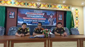 FOTO : Kepala Kejari Katingan, Gatot Haryono, didampingi Kasi Pidsus dan Kasi Intel, saat kegiatan press release.