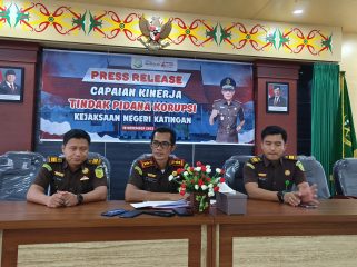 FOTO : Kepala Kejari Katingan, Gatot Haryono, didampingi Kasi Pidsus dan Kasi Intel, saat kegiatan press release.