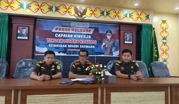 FOTO : Kepala Kejari Katingan, Gatot Haryono, didampingi Kasi Pidsus dan Kasi Intel, saat kegiatan press release.