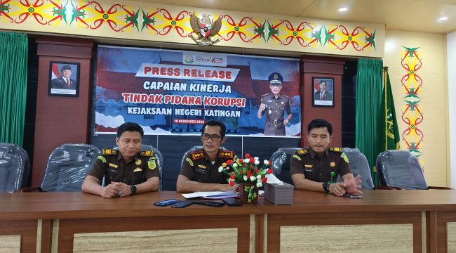FOTO : Kepala Kejari Katingan, Gatot Haryono, didampingi Kasi Pidsus dan Kasi Intel, saat kegiatan press release.