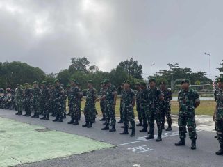 FOTO : Pasi Ops Kodim 1019/Katingan, Kapten Inf Yudha Agus Pratama, saat pimpin apel siaga.