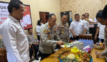 POTONG TUMPENG : Suasana pemotongan tumpeng pada cara syukuran dalam rangka HUT Intelijen Polri ke-80 tahun 2026, Rabu, 7 Januari 2026.