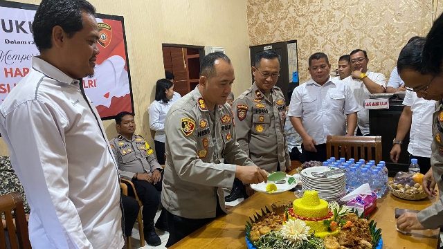 POTONG TUMPENG : Suasana pemotongan tumpeng pada cara syukuran dalam rangka HUT Intelijen Polri ke-80 tahun 2026, Rabu, 7 Januari 2026.