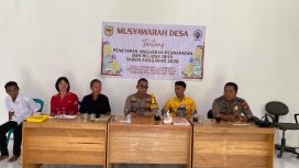 MUSDES : Suasana pelaksanaan musdes di Desa Tumbang Langgah, Kecamatan Rungan Barat, yang dihadiri Kapolsek Rungan Ipda M. Helmi Hakim, S.H, dan masyarakat desa setempat, Kamis, 8 Januari 2026.