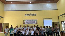 HADIRI : Kapolsek Rungan Ipda Muhamad Helmi Hakim, S.H (duduk dua dari kanan), saat menghadiri Musdes LPPD dan kinerja BPD tahun anggaran 2025, di Desa Tumbang Bunut, Kecamatan Rungan, Rabu, 21 Januari 2026.