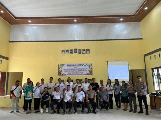 HADIRI : Kapolsek Rungan Ipda Muhamad Helmi Hakim, S.H (duduk dua dari kanan), saat menghadiri Musdes LPPD dan kinerja BPD tahun anggaran 2025, di Desa Tumbang Bunut, Kecamatan Rungan, Rabu, 21 Januari 2026.