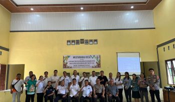 HADIRI : Kapolsek Rungan Ipda Muhamad Helmi Hakim, S.H (duduk dua dari kanan), saat menghadiri Musdes LPPD dan kinerja BPD tahun anggaran 2025, di Desa Tumbang Bunut, Kecamatan Rungan, Rabu, 21 Januari 2026.