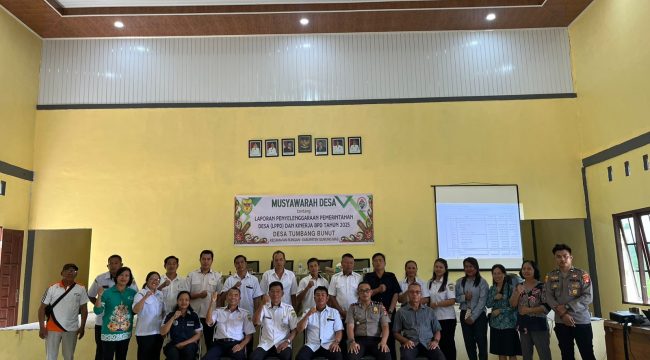 HADIRI : Kapolsek Rungan Ipda Muhamad Helmi Hakim, S.H (duduk dua dari kanan), saat menghadiri Musdes LPPD dan kinerja BPD tahun anggaran 2025, di Desa Tumbang Bunut, Kecamatan Rungan, Rabu, 21 Januari 2026.