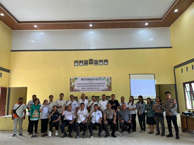 
					HADIRI : Kapolsek Rungan Ipda Muhamad Helmi Hakim, S.H (duduk dua dari kanan), saat menghadiri Musdes LPPD dan kinerja BPD tahun anggaran 2025, di Desa Tumbang Bunut, Kecamatan Rungan, Rabu, 21 Januari 2026.