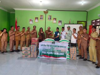 FOTO : Ketua DPC PKB bersama jajarannya saat menyalurkan bantuan di posko bencana kebakaran di kantor Kelurahan Kasongan Lama.