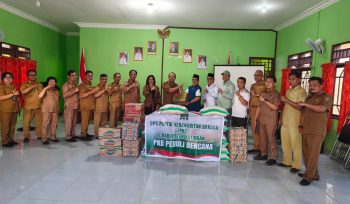 FOTO : Ketua DPC PKB bersama jajarannya saat menyalurkan bantuan di posko bencana kebakaran di kantor Kelurahan Kasongan Lama.