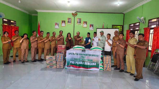 
					FOTO : Ketua DPC PKB bersama jajarannya saat menyalurkan bantuan di posko bencana kebakaran di kantor Kelurahan Kasongan Lama.
