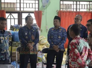 FOTO : Wakil Bupati Katingan Firdaus, saat tinjau posko korban kebakaran.