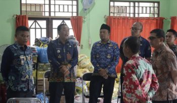 FOTO : Wakil Bupati Katingan Firdaus, saat tinjau posko korban kebakaran.