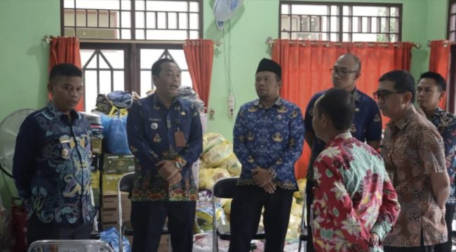 FOTO : Wakil Bupati Katingan Firdaus, saat tinjau posko korban kebakaran.
