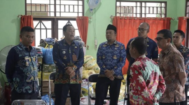 
					FOTO : Wakil Bupati Katingan Firdaus, saat tinjau posko korban kebakaran.