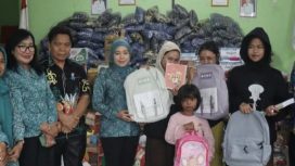 FOTO : Ketua TP-PKK Kabupaten Katingan, Sumiati, bersama jajaran saat turun langsung ke Posko Bantuan.