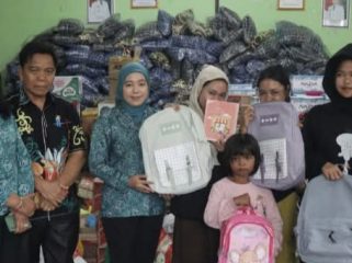 FOTO : Ketua TP-PKK Kabupaten Katingan, Sumiati, bersama jajaran saat turun langsung ke Posko Bantuan.