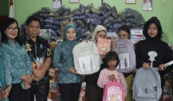 FOTO : Ketua TP-PKK Kabupaten Katingan, Sumiati, bersama jajaran saat turun langsung ke Posko Bantuan.