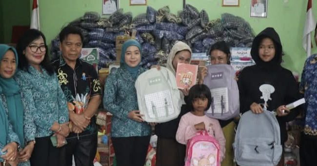 FOTO : Ketua TP-PKK Kabupaten Katingan, Sumiati, bersama jajaran saat turun langsung ke Posko Bantuan.