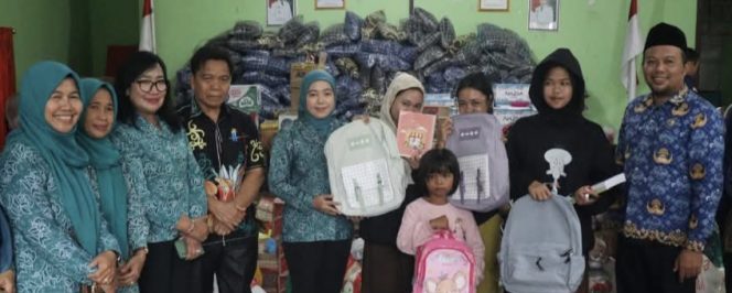 
					FOTO : Ketua TP-PKK Kabupaten Katingan, Sumiati, bersama jajaran saat turun langsung ke Posko Bantuan.