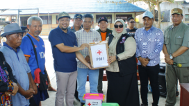 FOTO : Wakil Bupati didampingi Lurah Kasongan Lama, saat menerima bantuan dari Pemkab Kotim dan PMI di lokasi pascakebakaran.