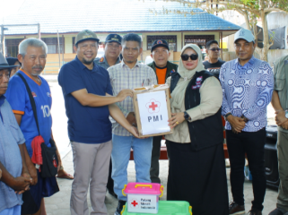 FOTO : Wakil Bupati didampingi Lurah Kasongan Lama, saat menerima bantuan dari Pemkab Kotim dan PMI di lokasi pascakebakaran.