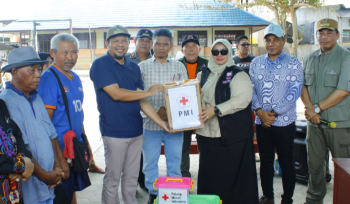 FOTO : Wakil Bupati didampingi Lurah Kasongan Lama, saat menerima bantuan dari Pemkab Kotim dan PMI di lokasi pascakebakaran.