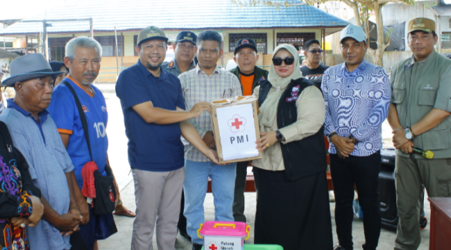 FOTO : Wakil Bupati didampingi Lurah Kasongan Lama, saat menerima bantuan dari Pemkab Kotim dan PMI di lokasi pascakebakaran.