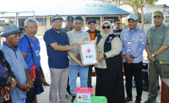 
					FOTO : Wakil Bupati didampingi Lurah Kasongan Lama, saat menerima bantuan dari Pemkab Kotim dan PMI di lokasi pascakebakaran.