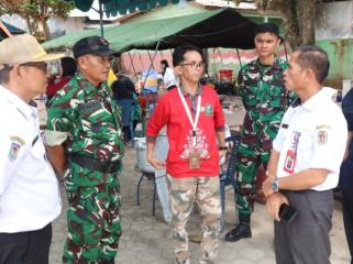 FOTO : Kepala Diskominfostandi Kabupaten Katingan, Hotden Manto Manalu, saat meninjau langsung lokasi kebakaran serta Posko Bantuan.