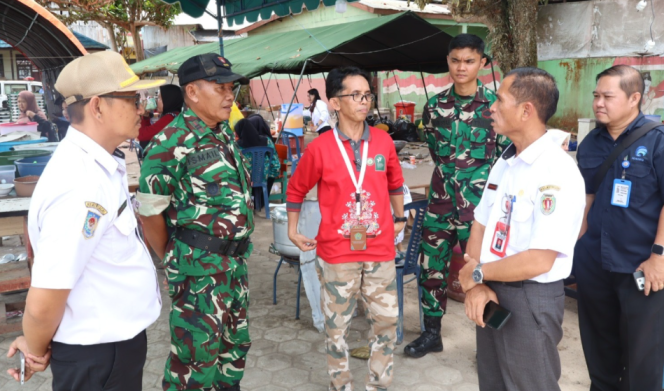 
					FOTO : Kepala Diskominfostandi Kabupaten Katingan, Hotden Manto Manalu, saat meninjau langsung lokasi kebakaran serta Posko Bantuan.