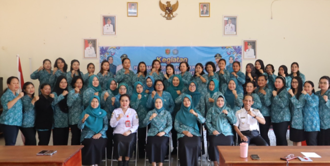 
					FOTO : Keluarga besar TP PKK saat foto bersama.