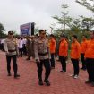 CEK PASUKAN : Wakapolres Kompol Indras Purwoko, S.H, melakukan pengecekan pasukan, pada kegiatan apel gelar pasukan dalam operasi keselamatan telabang 2026, di Lapangan Upacara Tantya Sudhirajati, Senin, 2 Februari 2026.