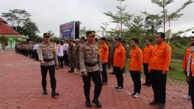 CEK PASUKAN : Wakapolres Kompol Indras Purwoko, S.H, melakukan pengecekan pasukan, pada kegiatan apel gelar pasukan dalam operasi keselamatan telabang 2026, di Lapangan Upacara Tantya Sudhirajati, Senin, 2 Februari 2026.