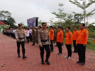 CEK PASUKAN : Wakapolres Kompol Indras Purwoko, S.H, melakukan pengecekan pasukan, pada kegiatan apel gelar pasukan dalam operasi keselamatan telabang 2026, di Lapangan Upacara Tantya Sudhirajati, Senin, 2 Februari 2026.