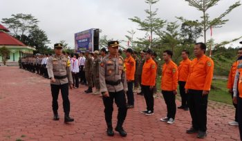 CEK PASUKAN : Wakapolres Kompol Indras Purwoko, S.H, melakukan pengecekan pasukan, pada kegiatan apel gelar pasukan dalam operasi keselamatan telabang 2026, di Lapangan Upacara Tantya Sudhirajati, Senin, 2 Februari 2026.