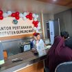 LAYANI : Petugas Kantor Pertanahan Kabupaten Gumas ketika melayani masyarakat yang mengurus tanah, belum lama ini.
