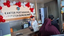 LAYANI : Petugas Kantor Pertanahan Kabupaten Gumas ketika melayani masyarakat yang mengurus tanah, belum lama ini.