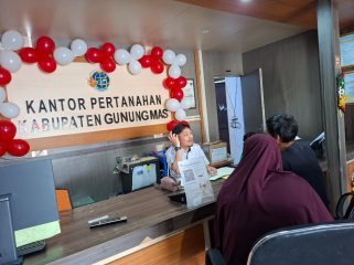 LAYANI : Petugas Kantor Pertanahan Kabupaten Gumas ketika melayani masyarakat yang mengurus tanah, belum lama ini.
