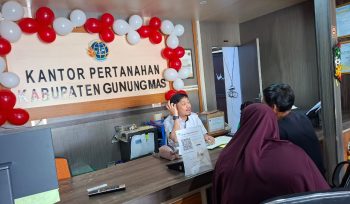 LAYANI : Petugas Kantor Pertanahan Kabupaten Gumas ketika melayani masyarakat yang mengurus tanah, belum lama ini.