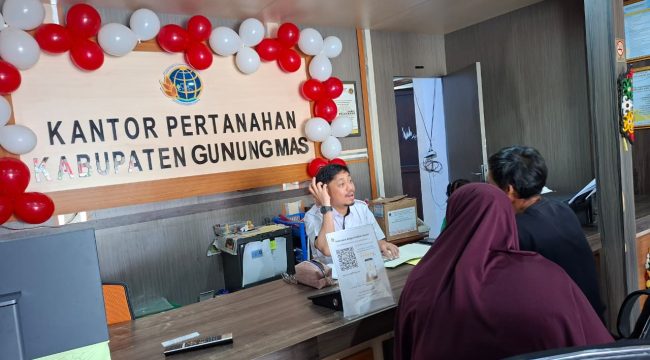 LAYANI : Petugas Kantor Pertanahan Kabupaten Gumas ketika melayani masyarakat yang mengurus tanah, belum lama ini.