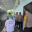 KAWAL : Kapolsek Sepang Ipda Abner, S.Sos bersama personel polsek ketika mengawal distribusi MBG dari SPPG ke sekolah, Senin, 23 Februari 2026.