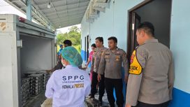 KAWAL : Kapolsek Sepang Ipda Abner, S.Sos bersama personel polsek ketika mengawal distribusi MBG dari SPPG ke sekolah, Senin, 23 Februari 2026.