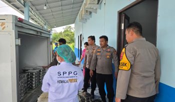KAWAL : Kapolsek Sepang Ipda Abner, S.Sos bersama personel polsek ketika mengawal distribusi MBG dari SPPG ke sekolah, Senin, 23 Februari 2026.